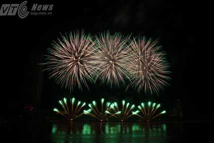 Tối 29/4, cuộc thi trình diễn pháo hoa quốc tế Đà Nẵng 2013 đã khai cuộc và đem lại những xúc cảm ra sao?
