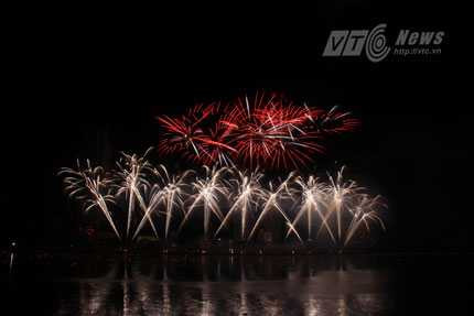 Tối 29/4, cuộc thi trình diễn pháo hoa quốc tế Đà Nẵng 2013 đã khai cuộc và đem lại những xúc cảm ra sao?