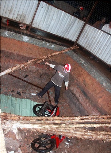 Khoảng 18 giờ tối 6/9, cơn mưa to kèm theo gió mạnh kéo dài có nơi đến 23 giờ. Khoảng gần 20 giờ, anh Nguyễn Văn Vũ (28 tuổi) chạy xe máy trên đường Chế Lan Viên (quận Tân Phú), hướng từ Lê Trọng Tấn đến đường Trường Chinh. Khi cách đường Trường Chin