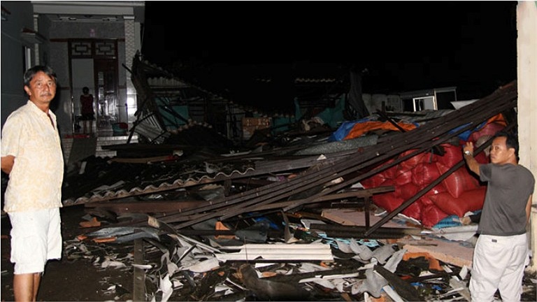 Gió lốc làm gãy một cột thu phát sóng điện thoại, trên 40 căn nhà tốc mái, hàng loạt cây xanh đổ tràn ra đường tại ấp 2, xã Đa Phước, Bình Chánh. Ảnh: Hữu Khoa/TTO