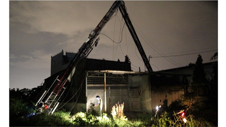 Trụ điện ngã vì dông gió - Ảnh: Hữu Khoa/TTO