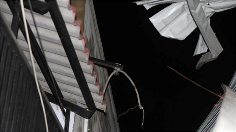 Nhà tốc mái ở Bình Chánh - Ảnh: Hữu Khoa/TTO