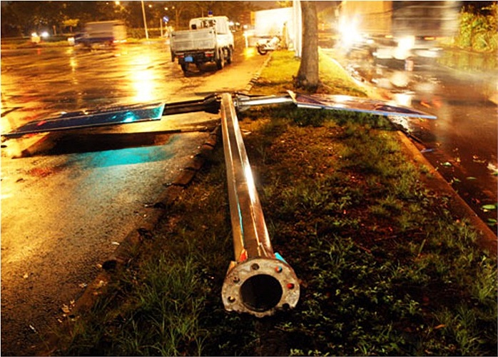 Nhiều biển báo giao thông bị quật đổ. Ảnh: VNE