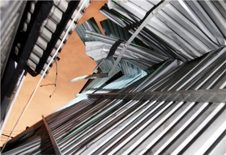 Mưa lớn kèm theo gió mạnh khiến mái nhà trong hẻm 301 Trần Xuân Soạn (phường Tân Kiểng, quận 7) cũng bị tốc mái tôn. Ảnh: VNE