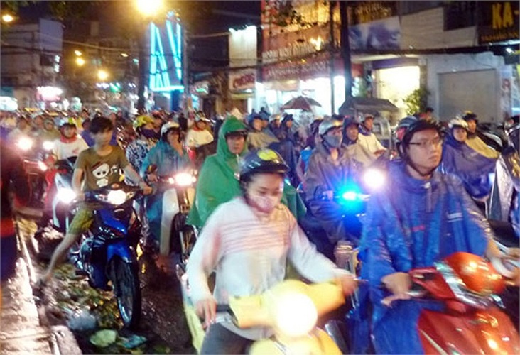 Tuyến đường bị phong tỏa khiến giao thông ở khu vực lân cận trở nên ùn tắc. Ảnh: VNE