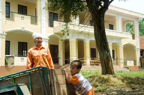 Giữa thủ đô, trường học biến thành chuồng bò