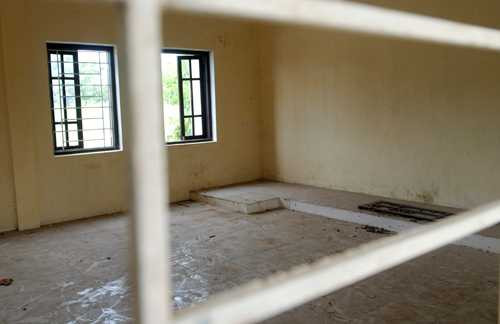 Giữa thủ đô, trường học biến thành chuồng bò