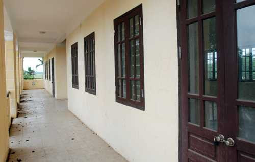 Giữa thủ đô, trường học biến thành chuồng bò