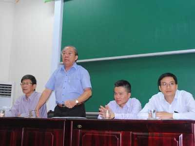 GS Ngô Bảo Châu (giữa) tại buổi thảo luận.