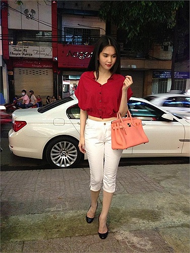 Ngọc Trinh khoe dáng 'công sở' khi tự lái xe đến cửa hàng làm việc.