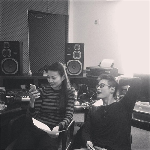 Hà Anh Tuấn liếc trộm Thanh Hằng lém lỉnh và đáng yêu.