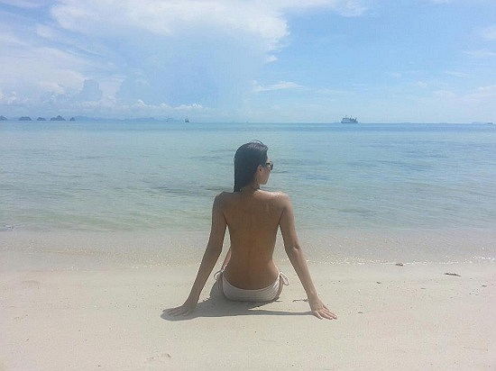 Siêu mẫu Hà Anh chia sẻ trên trang cá nhân bức hình bán nude của mình trước biển.