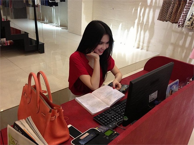 Ngọc Trinh vừa dính nạn facebook giả, với những lời lẽ sướt mướt khi bị gắn mác gái rẻ tiền. Tuy nhiên người quản lý của cô khẳng định đó không phải facebook của Ngọc Trinh.