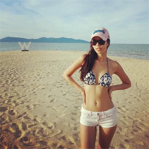 Và siêu mẫu trong trang phục bikini hết sức gợi cảm.