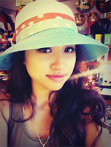 Vân Hugo đằm thắm và xinh đẹp.