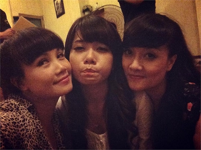 Vân Dung, Hoàng Yến và Dương Mạc Yến My - con gái của nghệ sĩ Hoàng Yến nhí nhảnh khi đi ăn cùng nhau.