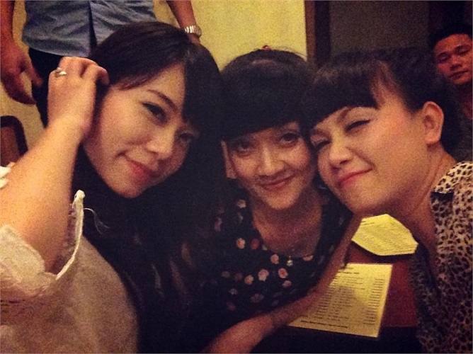 Cả ba hồn nhiên tạo dáng.