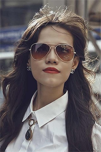 Thụy Anh không ghi điểm về nhan sắc khi tấn công vào những hoạt động của showbiz.