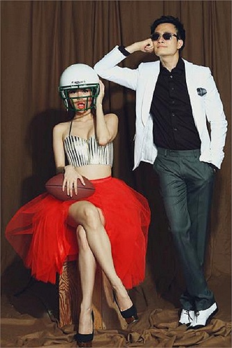 Từ trang phục, cách tạo dáng đến biểu cảm gương mặt của cả hai khiến người xem không khỏi phì cười.