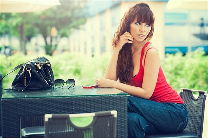 Tuy nhiên, chân dài này gặp không ít scandal. Bởi vậy, không ít cư dân mạng cho rằng Hà Anh là 'nữ hoàng thị phi' của làng chân dài Việt.