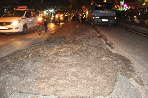 Xe tải đổ bùn đất ngập đường phố Hà Nội