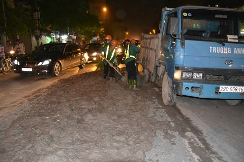 Xe tải đổ bùn đất ngập đường phố Hà Nội