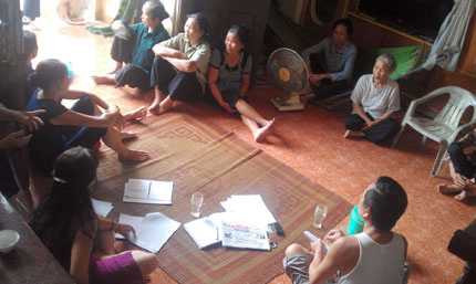 Các hộ dân Dục Tú 3 không giấu nổi sự hoang mang trong buổi làm việc với phóng viên