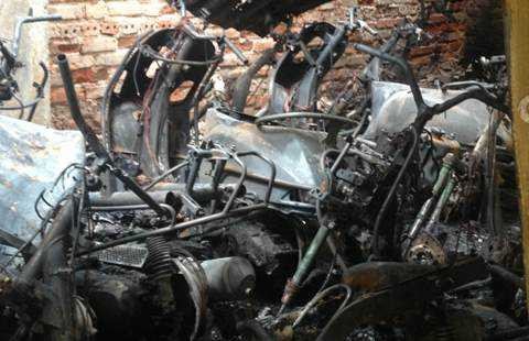 cháy xe máy ở khu tập thể