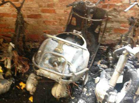 cháy xe máy ở khu tập thể