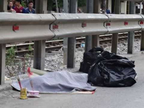 Hà Nội: Cố băng qua đường ray, cô gái bị tàu cán chết