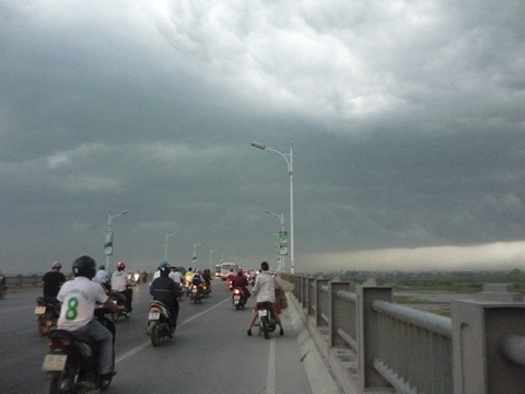 Trong những ngày thời tiết xấu, thường xuyên xảy ra mưa lớn vừa qua, trên cầu Vĩnh Tuy (Long Biên, Hà Nội) chốc chốc lại có nạn nhân phải dắt xe qua cầu do dính đòn của đinh tặc. 