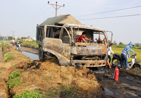 cháy xe, đốt rơm rạ, hà nội, đường làng