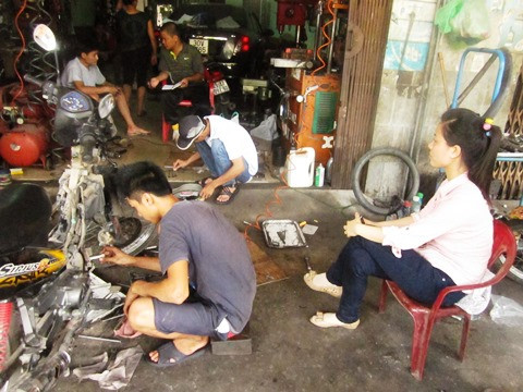 Hà Nội: Hàng chục xe máy hỏng sau khi đổ xăng