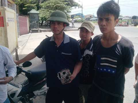 Hà Nội: Hàng chục xe máy hỏng sau khi đổ xăng