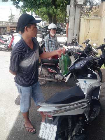 Hà Nội: Hàng chục xe máy hỏng sau khi đổ xăng