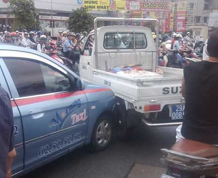 Hà Nội: Tài xế taxi hất cảnh sát lên nắp ca pô 