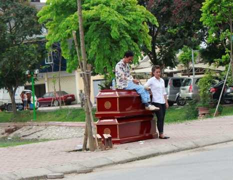Hà Nội: Người đàn ông ngồi lên quan tài đòi tự thiêu