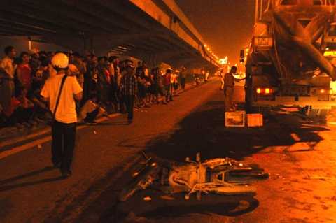 Hà Nội: Nam thanh niên chết thảm dưới gầm xe bồn 