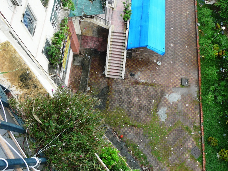 Khu vực sân phía dưới ban công nơi nạn nhân rơi xuống