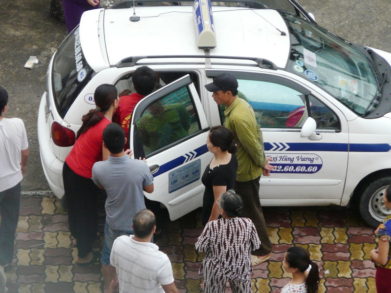 Cư dân khu phố nỗ lực đưa nạn nhân đi cấp cứu