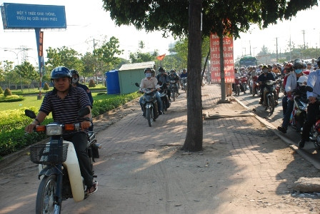 các phương tiện chọn cách lao lề đường