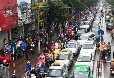 Hơn 9 giờ, phố Chùa Bộc vẫn tắc nghẽn