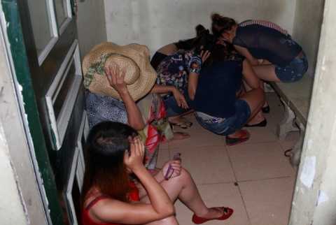 Hà Nội: Bốn cô gái câm điếc vẫn đi bán dâm
