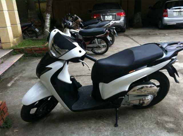 Hà Nội: Vứt xe SH, nhảy xuống hồ tháo chạy khỏi 141