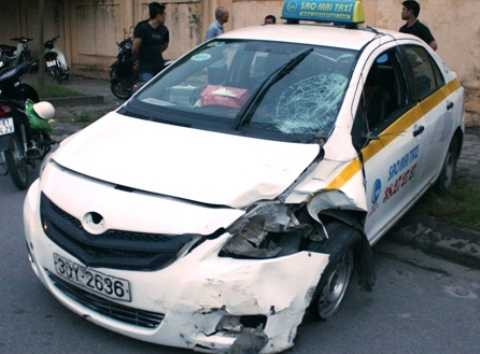 Hà Nội: Taxi đâm xe máy, chồng chết, vợ bị thương nặng