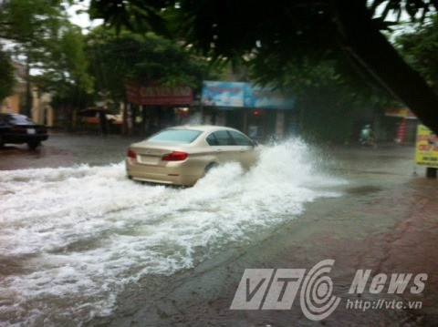 Ảnh hưởng bão số 6, Hà Tĩnh ngập sâu trong mưa lớn