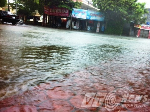 Ảnh hưởng bão số 6, Hà Tĩnh ngập sâu trong mưa lớn