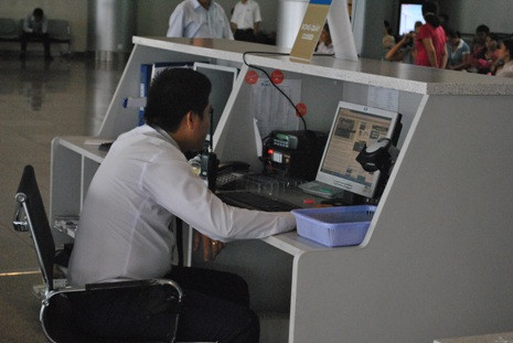 Nhân viên vẫn điềm nhiên <a href='https://vtcnews.vn/' >đọc báo</a> mạng mặc cho hành khách bực tức