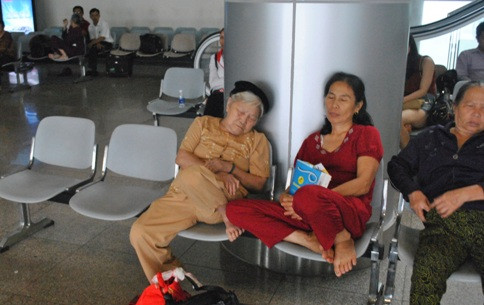 Hành khách vạ vật chờ cất cánh