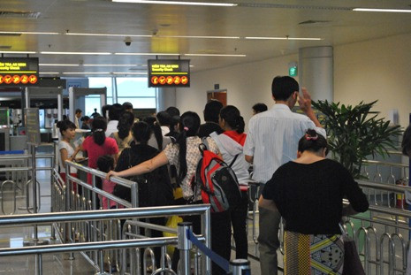 Cuối cùng, đến hơn 18 giờ hành khách cũng được xếp hàng lên máy bay